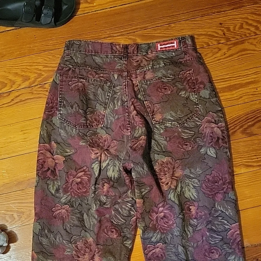 Vintage Floral Cropped Mom Jeans - Picture 4 of 5